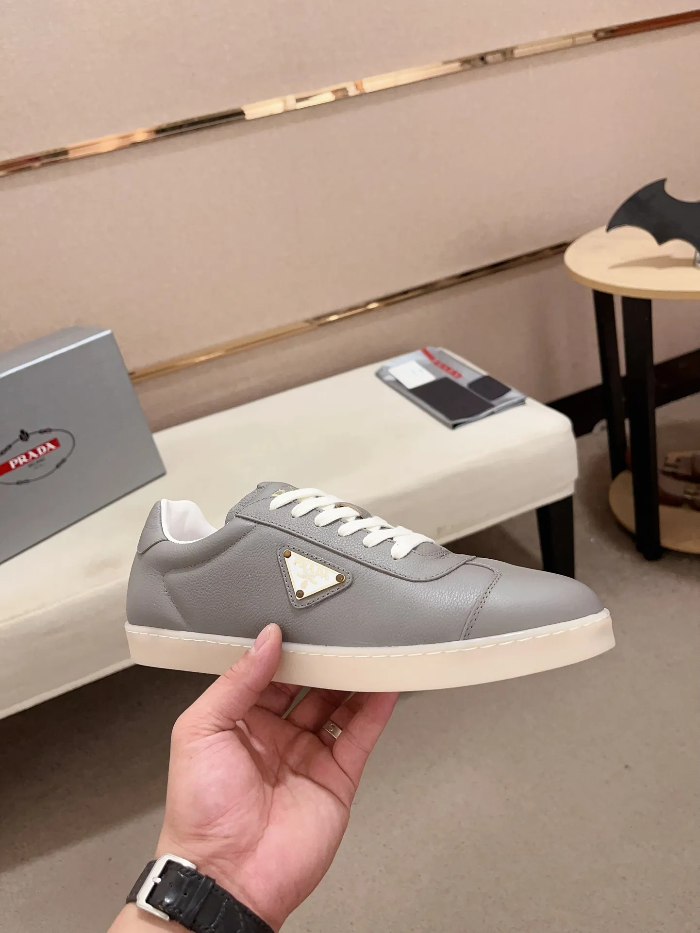Men's Men's Shoes 💰 500💰 ✔️✔️✔️Higher version High-quality new PRADA (Prada) counters are launched simultaneously. The new men's shoes and 😘fabrics are made of high-tech glue-making technology. Lining: Full cowhide lining. 👍🏿 High-end ☄️ air-cushion molded anti-slip rubber outsole, exquisite lines, simple and elegant, comfortable and high-end for leisure travel. Code number: 38 to 44 (45 can be customized and cannot be returned or exchanged)